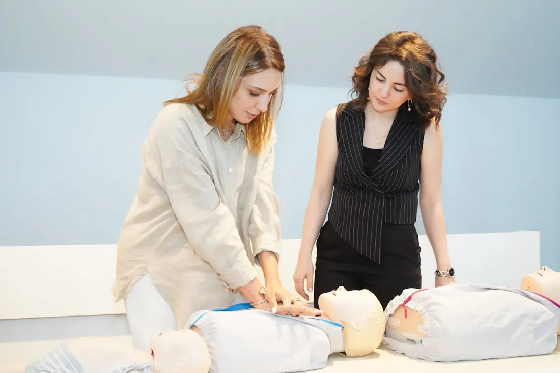 Formation SST Lyon, deux stagiaires sur mannequin de premiers secours