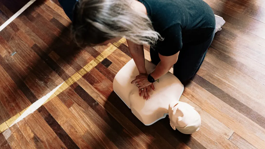 Formation SST Lyon, pratique sur mannequin de massage cardiaque